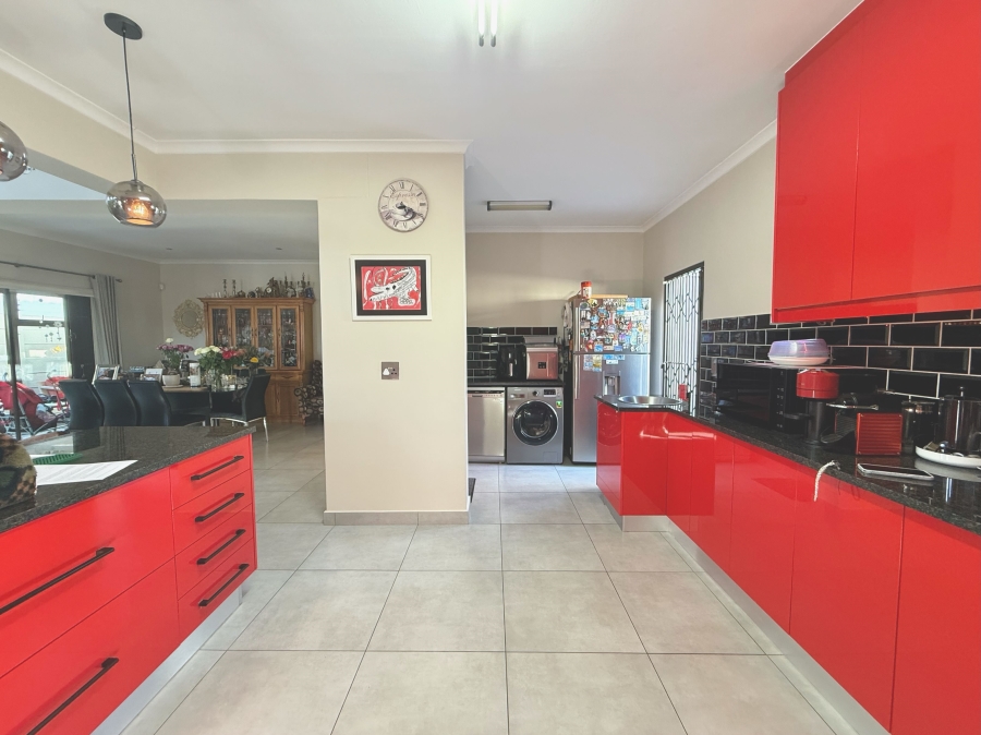 5 Bedroom Property for Sale in Parklands North Western Cape